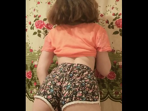 ❤️ Leanabh òg sexy a ’toirt dheth na shorts aice air a’ chamara ❤❌ Bhidio anal leinn
