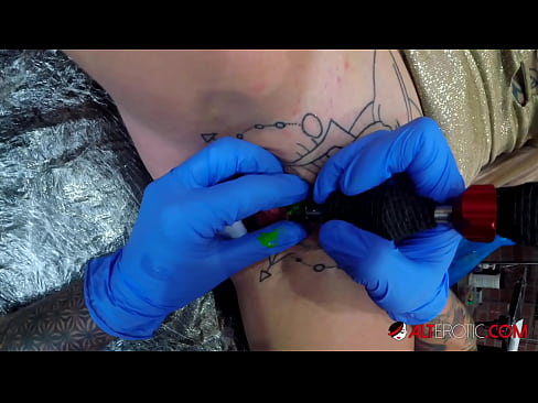 ❤️ Fìor tattooed hottie Sully Savage fhuair tattoo air a clitoris ❤❌ Bhidio anal leinn
